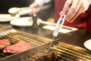 Measuring,Steak,Temperature,On,A,Grill
